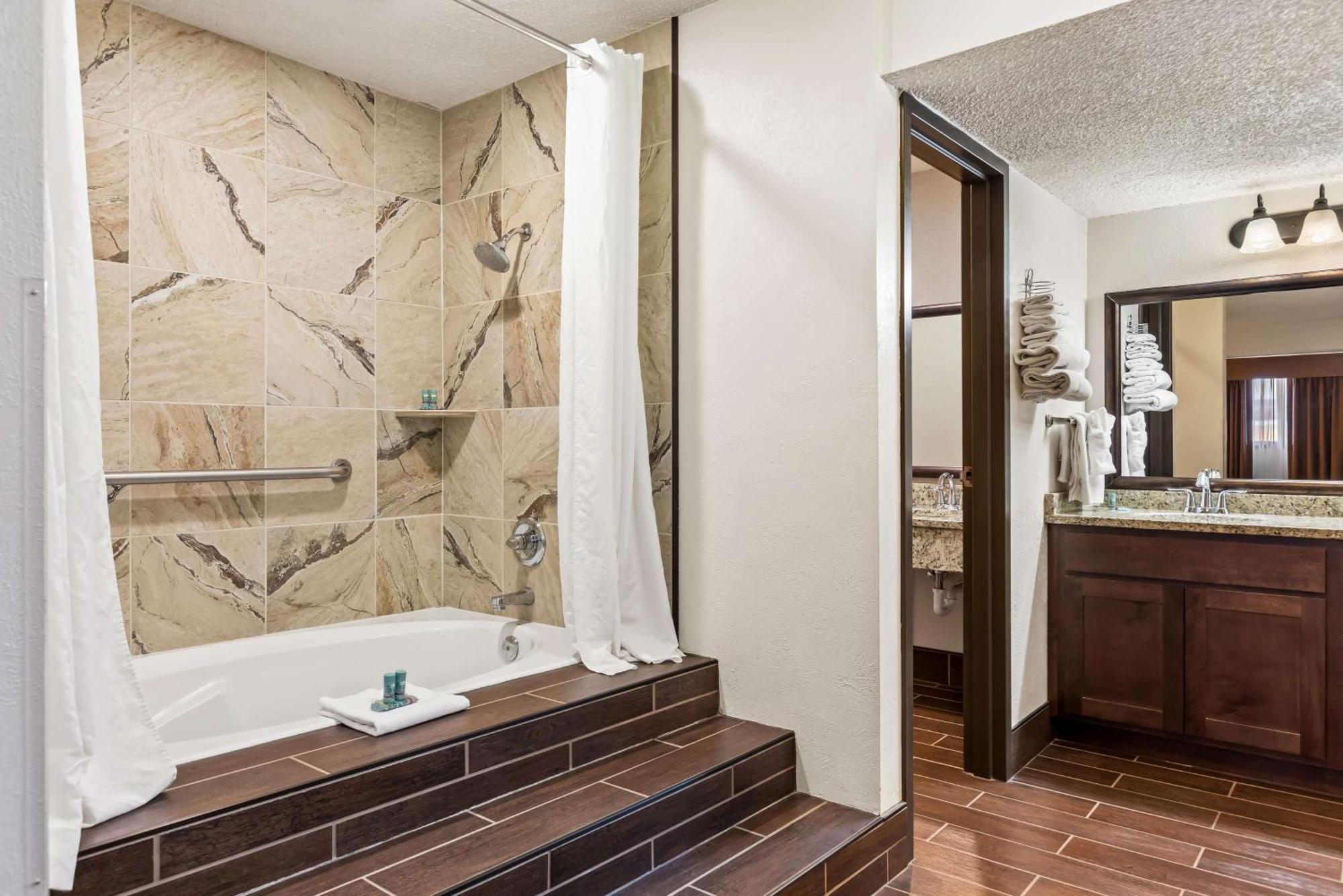 Best Western Tower West Lodge Джиллетт Экстерьер фото